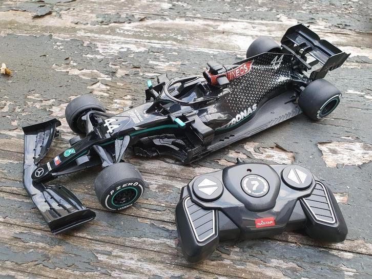 Rastar bestuurbare Mercedes AMG FI nr.44 W11 raceauto - 1:18, Hobby en Vrije tijd, Modelbouw | Radiografisch | Auto's, Nieuw, Auto onroad