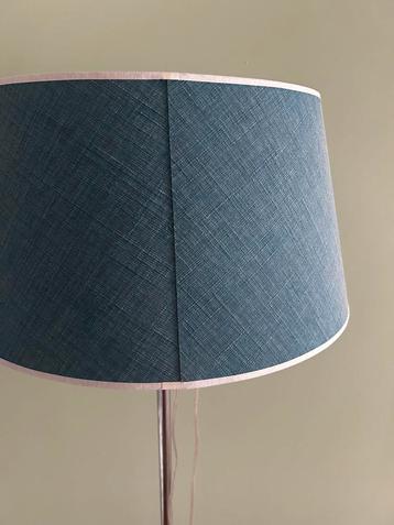 Staande lamp met blauwe lampenkap beschikbaar voor biedingen