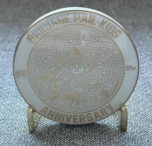 Garbage Pail Kids 2020 | White Cloisonné Coin #2 Nasty Nick, Postzegels en Munten, Penningen en Medailles, Overige materialen