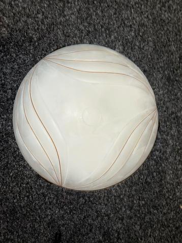 Mooie grote plafondlamp met melkglazen kap 40 cm doorsnee beschikbaar voor biedingen
