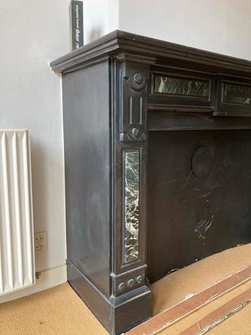 Twee identieke Antieke Schouwen met Marmer beschikbaar voor biedingen