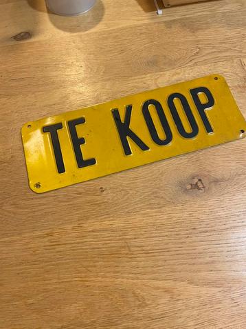 Metalen bord tekst Te Koop beschikbaar voor biedingen