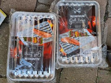 Nieuw BBQ Aluminium Schalen En 4 Nieuwe Saté Pennen beschikbaar voor biedingen