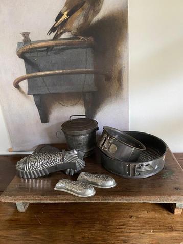 Brocante oude springvormen/poffert/bakblikken vis  beschikbaar voor biedingen