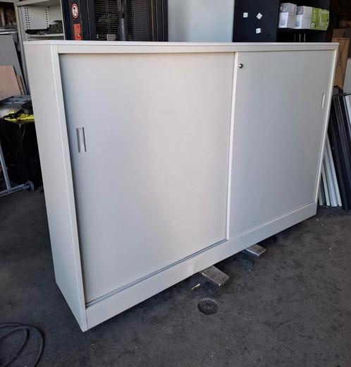 Brede metalen schuifdeurkast met legborden, Huis en Inrichting, Kasten | Roldeurkasten en Archiefkasten, Gebruikt, 100 tot 150 cm