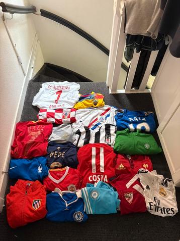 Pakket voetbalshirts 35 stuks beschikbaar voor biedingen