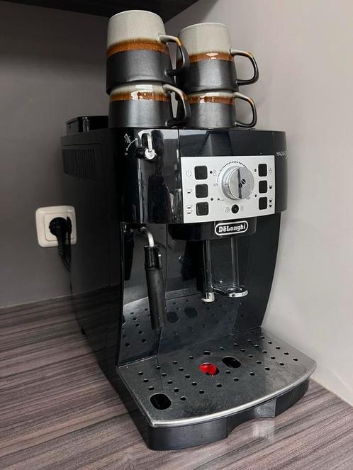DeLonghi Magnifica S  koffiezetapparaat zwart espresso, Witgoed en Apparatuur, Koffiezetapparaten, Zo goed als nieuw, Koffiemachine