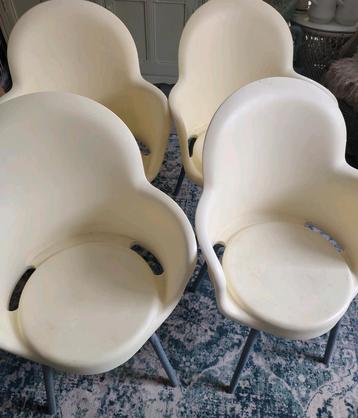 4 Kunststof eetkamer stoelen / kuipstoelen / tuinstoelen beschikbaar voor biedingen