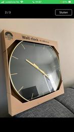Wandklok nieuw in doos zwart met goud, Huis en Inrichting, Woonaccessoires | Klokken, Ophalen, Nieuw, Analoog, Wandklok