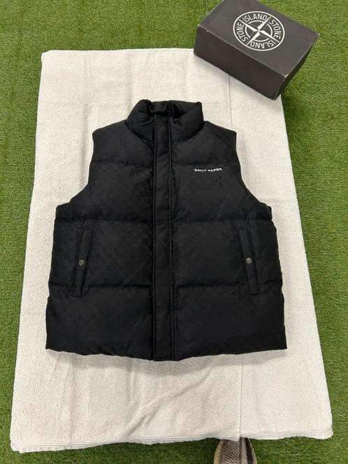 Daily Paper bodywarmer jas Ravan met print Monogram, Kleding | Heren, Bodywarmers, Zo goed als nieuw, Maat 52/54 (L), Zwart, Ophalen of Verzenden