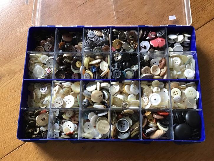 Vintage Knopen Doos - Creativiteit! Weegt met doos 1,5 kilo, Hobby en Vrije tijd, Naaien en Fournituren, Gebruikt, Knoop of Knopen