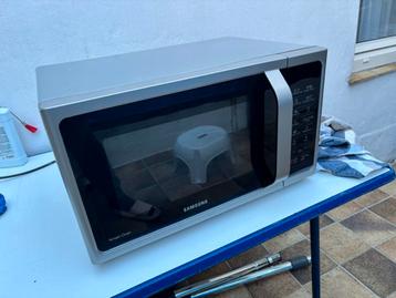 MagnetronOven Samsung - tot 200 Graden - Werkt Goed beschikbaar voor biedingen