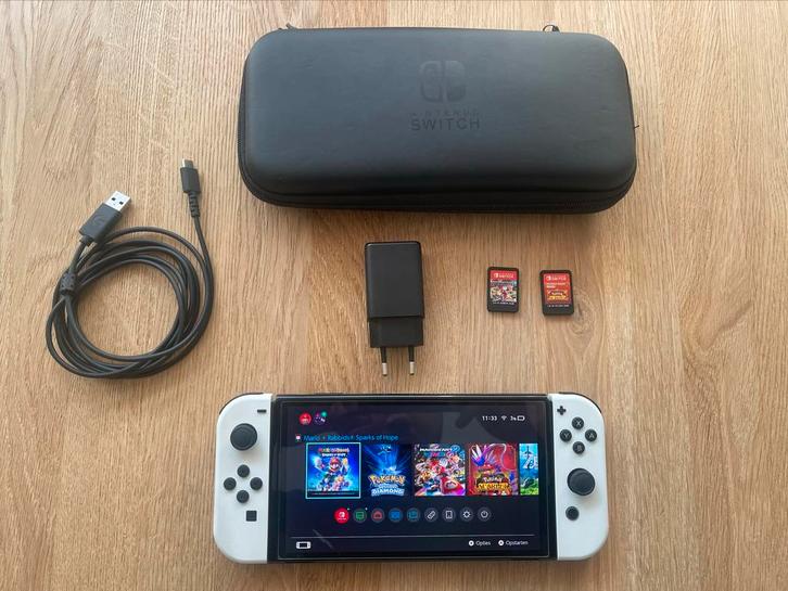 Nintendo Switch OLED Wit + Mario Kart & Pokémon, Spelcomputers en Games, Spelcomputers | Nintendo Switch, Zo goed als nieuw, Switch OLED