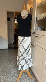 Witte satijnen slanke rok met ketting dessin S, Nieuw, Ophalen of Verzenden, Maat 36 (S), Onder de knie