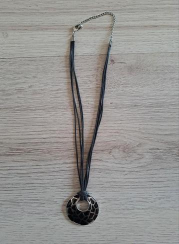 Zwarte ketting met ronde hanger luipaardprint panterprint  beschikbaar voor biedingen