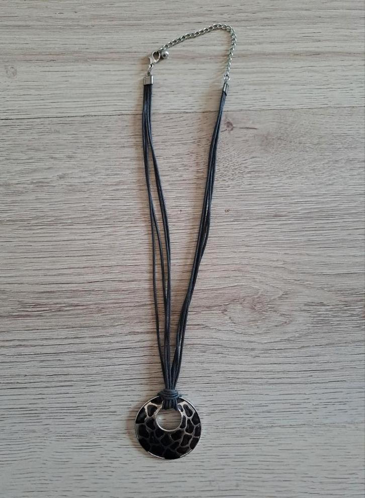 Zwarte ketting met ronde hanger luipaardprint panterprint, Sieraden, Tassen en Uiterlijk, Kettingen, Zo goed als nieuw, Overige materialen