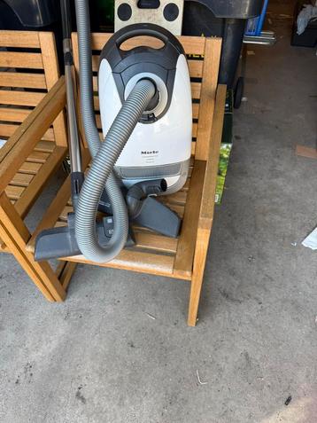 Miele Stofzuiger + 4 Zakken beschikbaar voor biedingen
