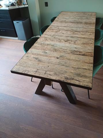 Mooie grote eettafel beschikbaar voor biedingen