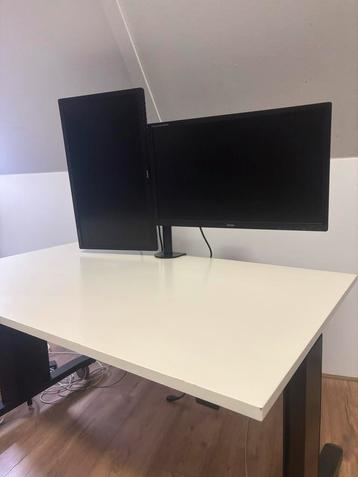 Complete Werkplek: verstelbaar Bureau, 2 Monitoren + arm beschikbaar voor biedingen