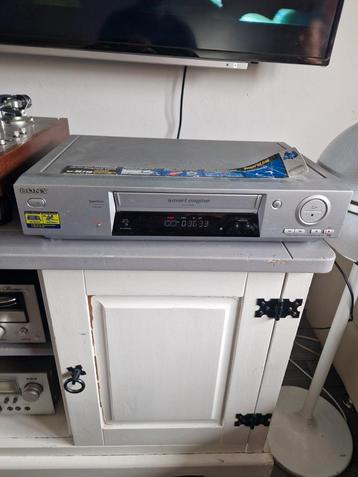 Sony SLV - SE710 VHS VIDEO recorder met een partij banden  beschikbaar voor biedingen