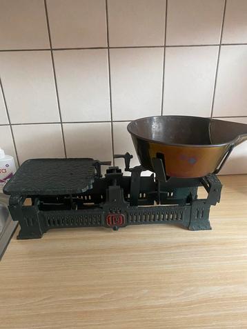 Mooie antieke oude weegschaal met koperen bak beschikbaar voor biedingen