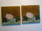 twee antieke tegels met waterlelies in relief., Antiek en Kunst, Ophalen of Verzenden
