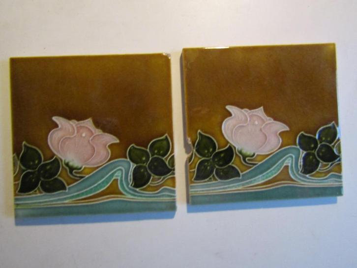 twee antieke tegels met waterlelies in relief., Antiek en Kunst, Antiek | Wandborden en Tegels, Ophalen of Verzenden