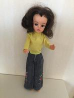 Mooie vintage Sindy barbie, Verzamelen, Poppen, Ophalen of Verzenden, Zo goed als nieuw, Kleertjes
