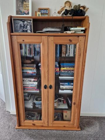 Grenen kastje met glazen deuren beschikbaar voor biedingen