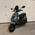 Piaggio zip 50cc 2017 Nardo grey, Fietsen en Brommers, Scooters | Piaggio, Ophalen, Gebruikt, Zip, Benzine