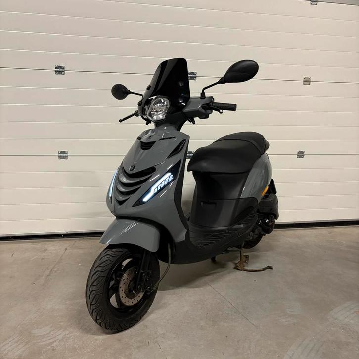 Piaggio zip 50cc 2017 Nardo grey, Fietsen en Brommers, Scooters | Piaggio, Gebruikt, Zip, Benzine, Ophalen