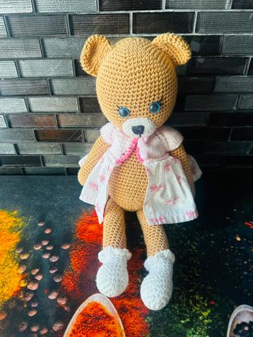 Amigurumi beer met elegante roze jurk  beschikbaar voor biedingen