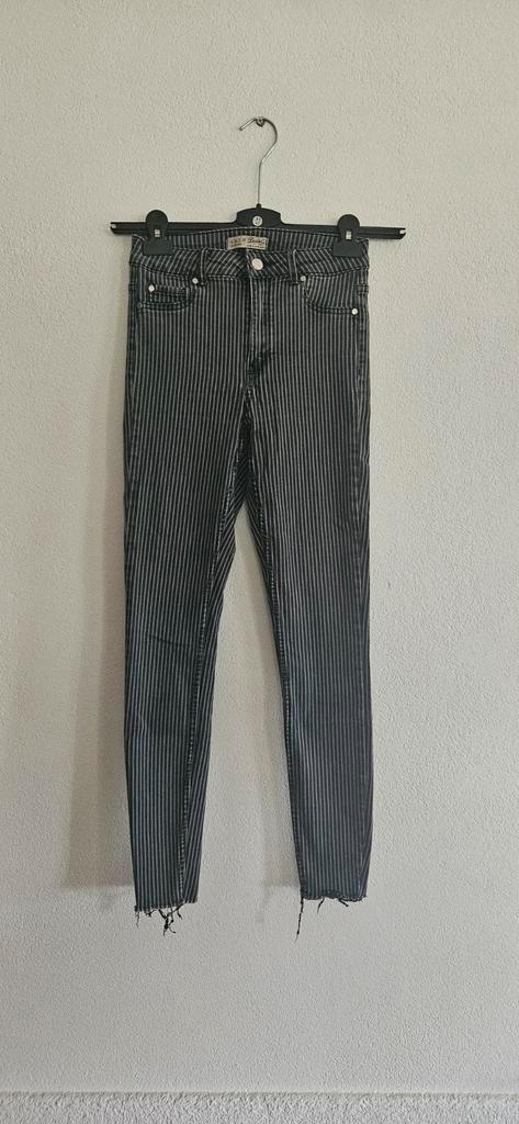 Grijs gestreepte broek, Kleding | Dames, Broeken en Pantalons, Zo goed als nieuw, Maat 34 (XS) of kleiner, Grijs, Lang, Ophalen of Verzenden