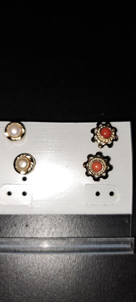 2 sets gouden oorstekers, Sieraden, Tassen en Uiterlijk, Oorbellen, Zo goed als nieuw, Knopjes of Stekers, Goud, Goud, Met edelsteen