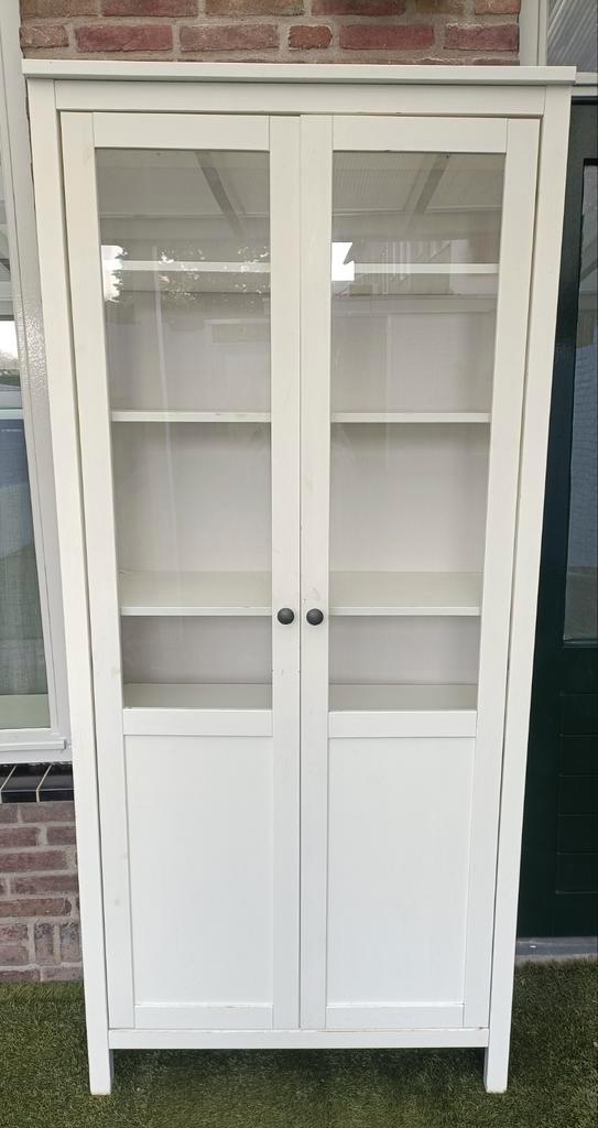 1 Vitrinekast hemnes ikea wit, Huis en Inrichting, Kasten | Vitrinekasten, Gebruikt, 150 tot 200 cm, 50 tot 100 cm, 25 tot 50 cm