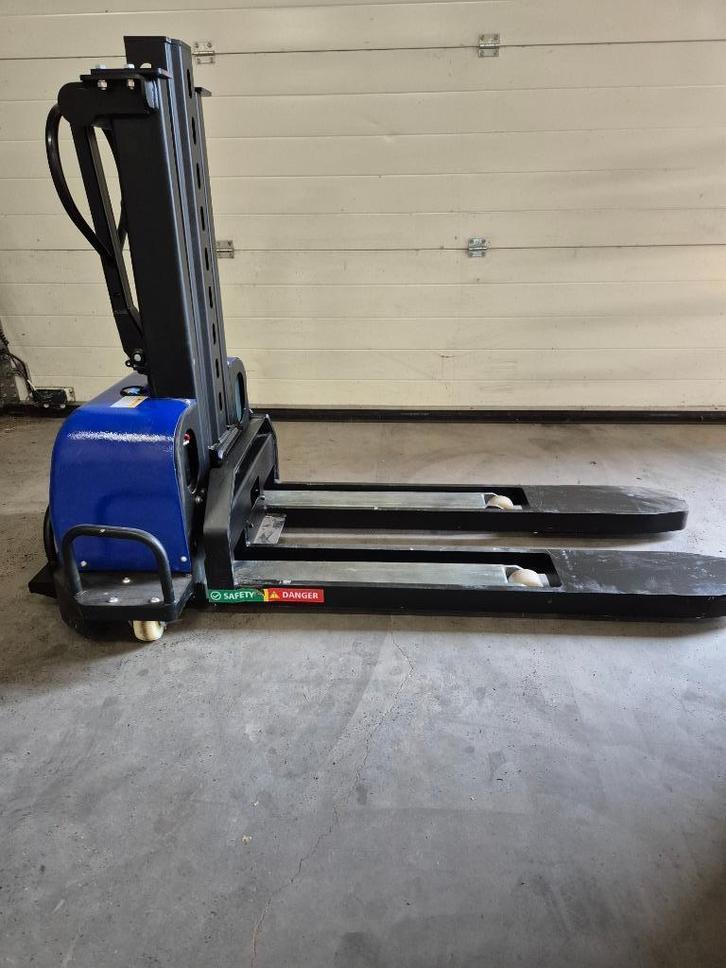 meeneem stapelaar elektrisch zelflader, Doe-het-zelf en Verbouw, Palletwagens en Pompwagens, Zo goed als nieuw, Ophalen of Verzenden