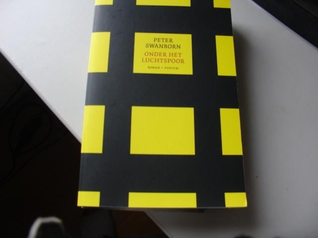 peter swanborn - onder het luchtspoor, Ophalen of Verzenden, Zo goed als nieuw, Nederland