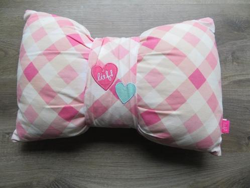 Kussen Lief! Lifestyle in de vorm van een strik, Kinderen en Baby's, Kinderkamer | Inrichting en Decoratie, Gebruikt, Kleed of Kussen