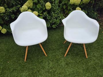 Witte kunststof stoelen  beschikbaar voor biedingen