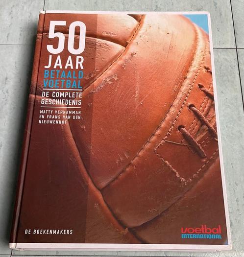 50 jaar betaald voetbal de complete geschiedenis VI, Boeken, Sportboeken, Zo goed als nieuw, Balsport, Ophalen of Verzenden