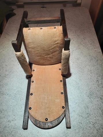 Antieke kinderfauteuil beschikbaar voor biedingen