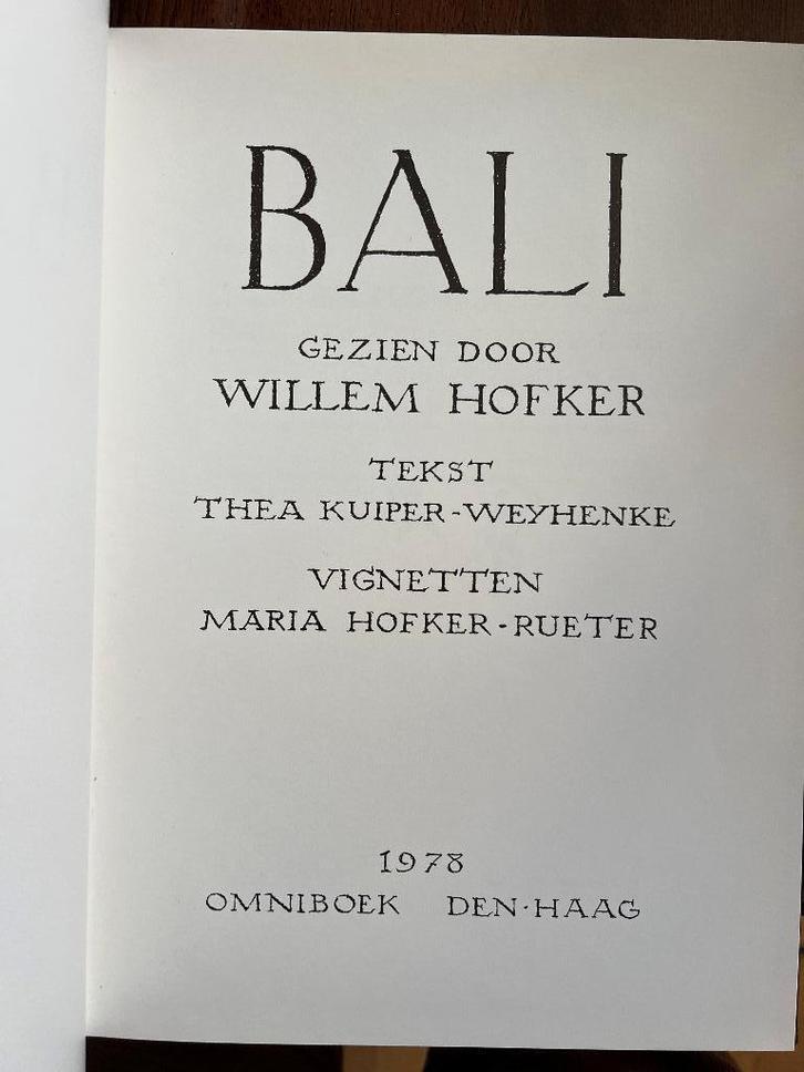 BALI gezien door Willem Hofker tekst Thea Kuiper-Weyhenke, Boeken, Kunst en Cultuur | Beeldend, Zo goed als nieuw, Schilder- en Tekenkunst