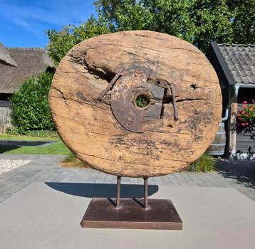 Oud houten wiel  beschikbaar voor biedingen