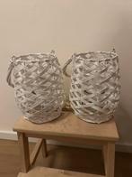 Set van 2 witte lantaarns met glazen binnenwerk, Wit, Ophalen of Verzenden, Zo goed als nieuw, Hout