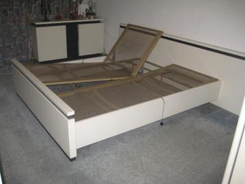 Dubbel bed zonder matrassen