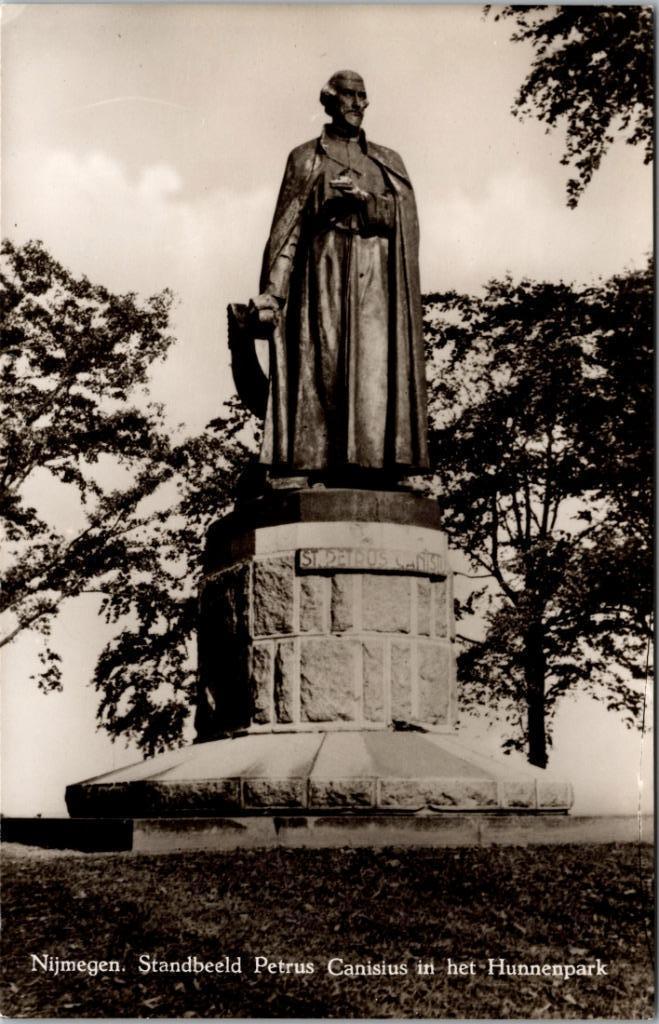 Nijmegen - Standbeeld Petrus Canisius in het Hunnenpark, Verzamelen, Ansichtkaarten | Nederland, Ongelopen, Gelderland, 1940 tot 1960