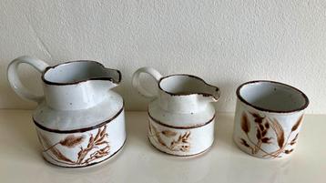 2 Melkkannetjes, 1 lepelpotje Wedgwood Midwinter Wild Oats beschikbaar voor biedingen