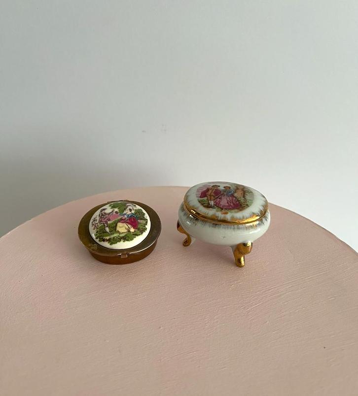 Vintage decoratief snuifdoosje en messing pillendoosje, Antiek en Kunst, Curiosa en Brocante, Ophalen of Verzenden