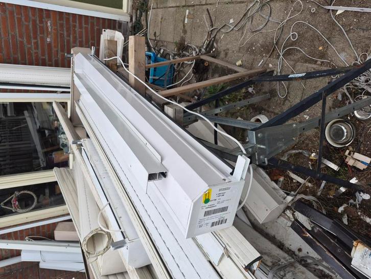 2 elektrische rolluiken wit en creme, Doe-het-zelf en Verbouw, Metalen, Zo goed als nieuw, Ophalen