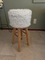 Nette Krukje met witte/creme bont, houten poten Hoogte: 70cm, Ophalen of Verzenden, Zo goed als nieuw, Hout